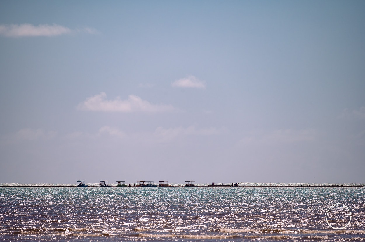 Silhuetas de barcos na crôa de São Bento.