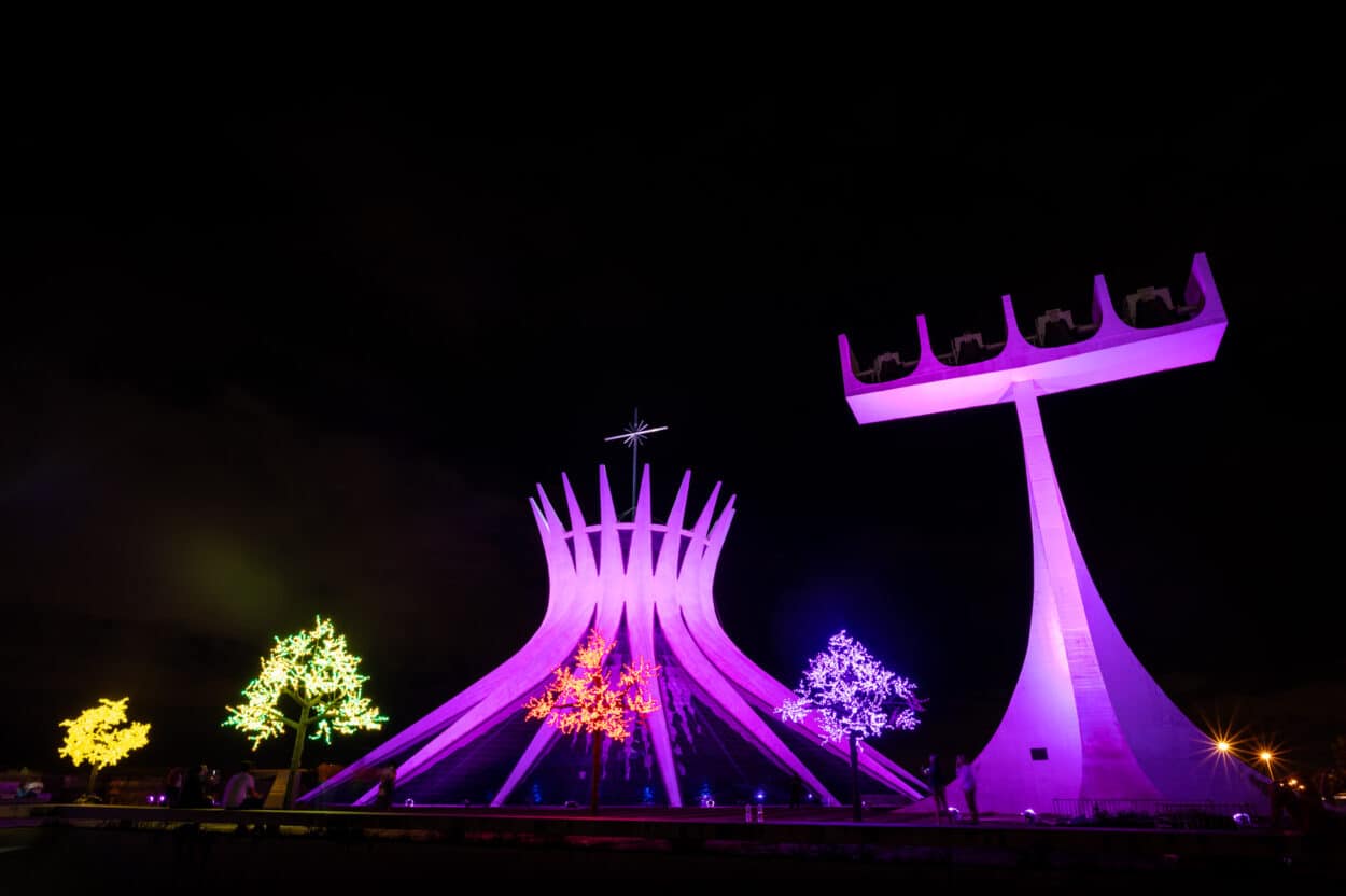 Catedral de Brasília com decoração e iluminação de natal.