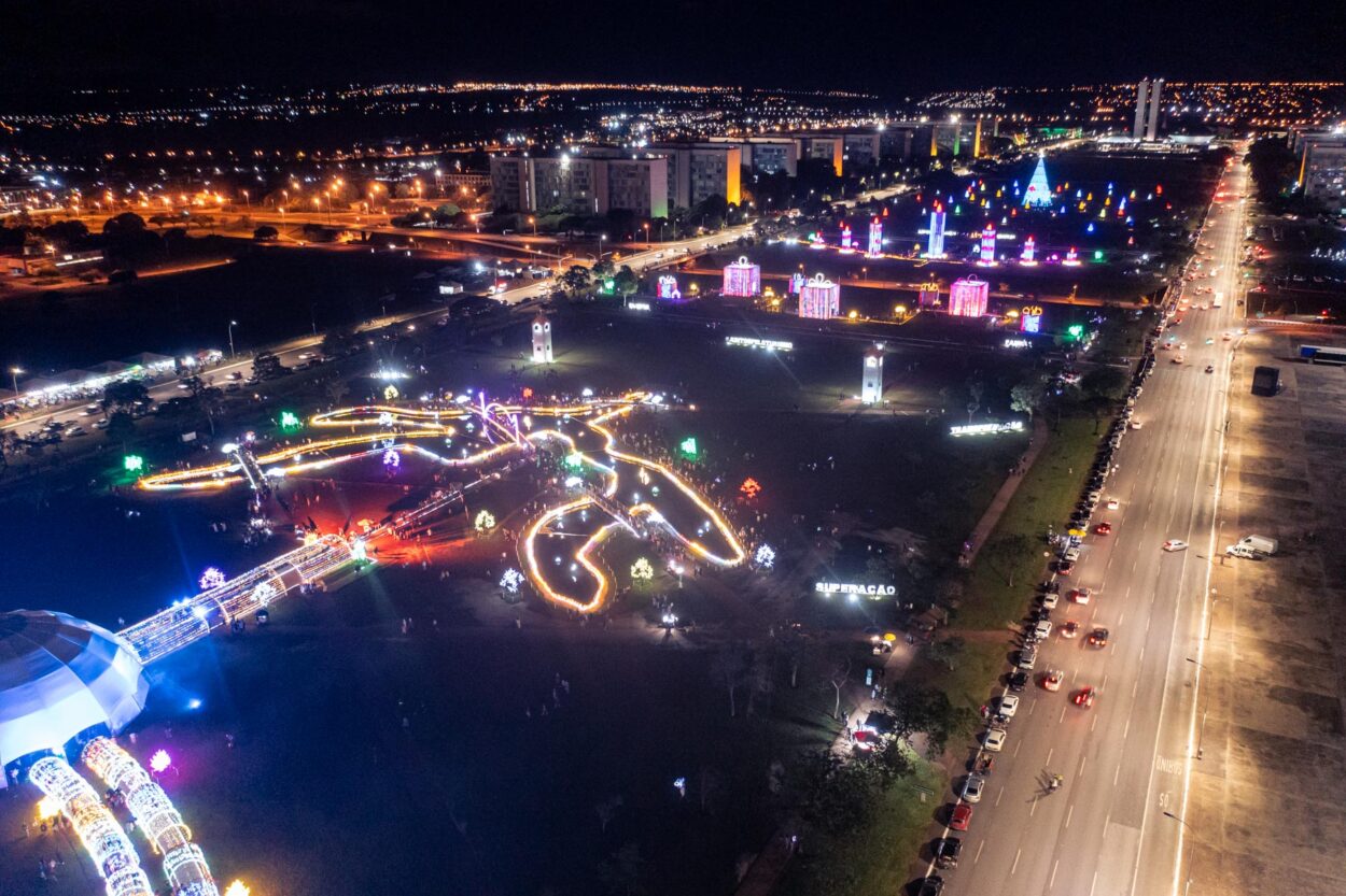 Vista aérea do evento Brasília Iluminada na Esplanada