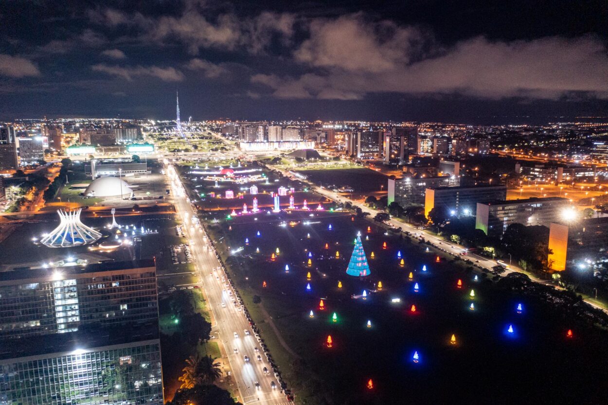 Vista aérea do evento Brasília Iluminada na Esplanada dos Ministérios.