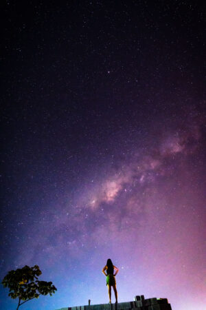 Fotos do céu com estrelas: Bruna admirando o céu cheio de estrelas de Goiás