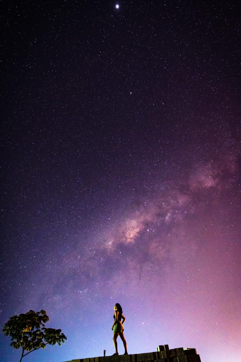 Fotos do céu com estrelas: Bruna admirando o céu estrelado de Goiás - foto editada