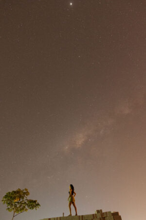 Bruna admirando o céu cheio de estrelas de Goiás - foto original