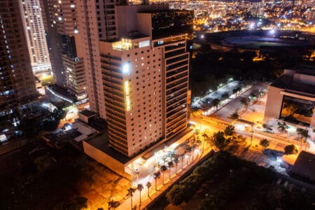 Vista aérea noturna do Hotel Quality Flamboyant Goiânia