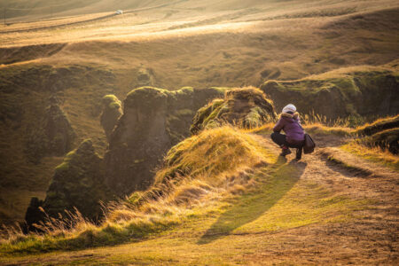 Bruna fotografando o cânion no pôr do sol no nosso roteiro para a Islândia