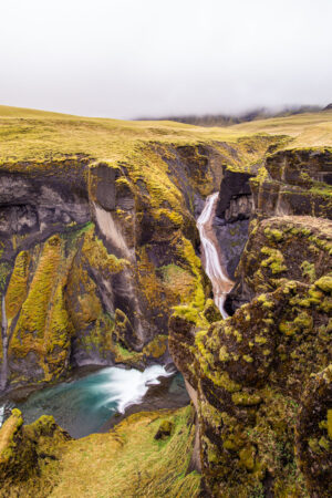 Cachoeira Mogafoss no cânion Fjaðrárgljúfur.