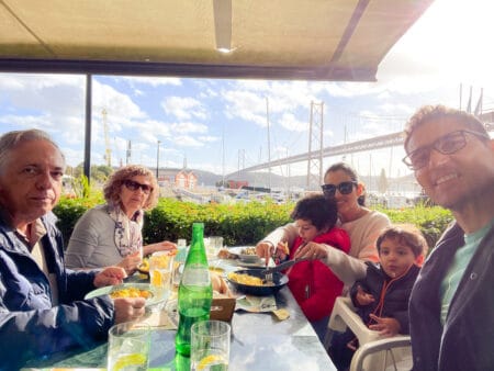 Família no restaurante Doca de Santo