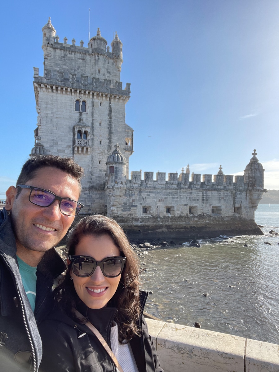 Marcos e Bruna em frente à Torre de Belém em Lisboa.