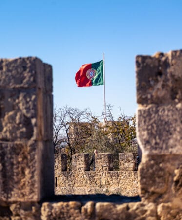 Bandeira de Portugal vista do Castelo de São Jorge.