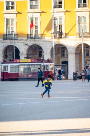Tintin e bondinho da Praça do Comércio em Lisboa