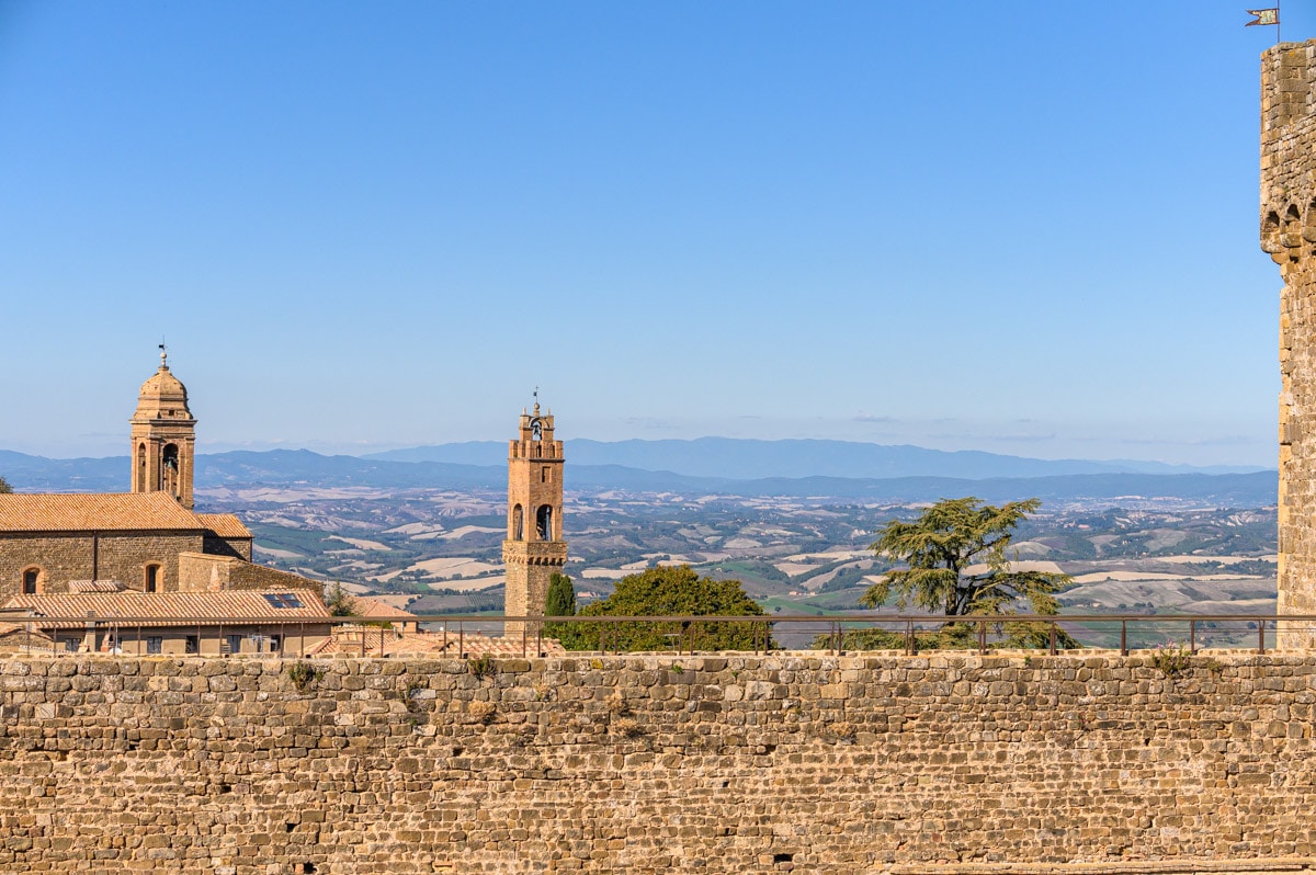 Torres do Palazzo dei Priori e da Chiesa di Sant'Agostino vistas da Fortaleza de Montalcino