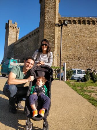 Nós em frente à Fortaleza de Montalcino.
