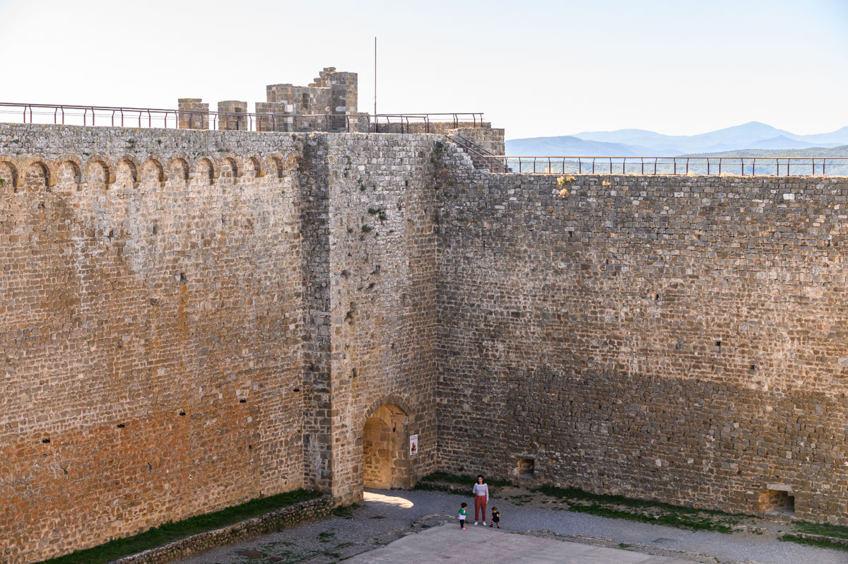 Bruna e meninos na fortaleza de Montalcino