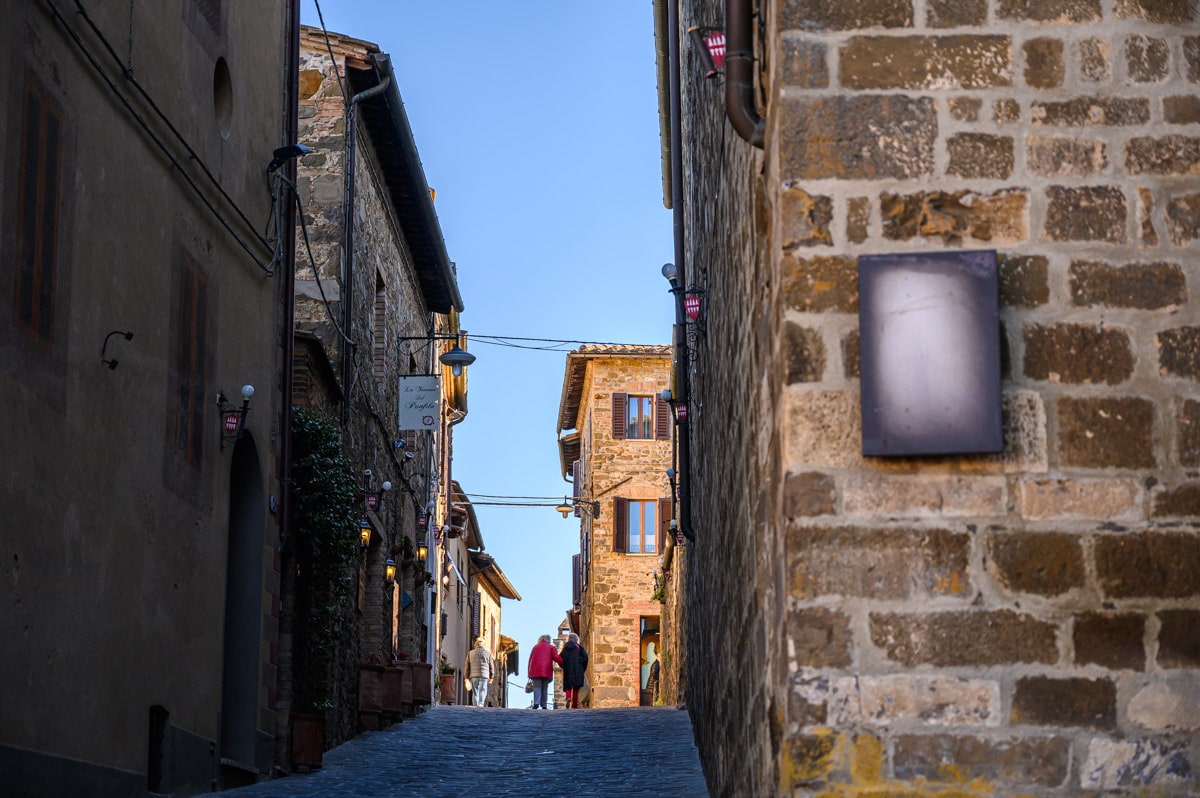Pessoas andando em uma das charmosas ruas de Montalcino