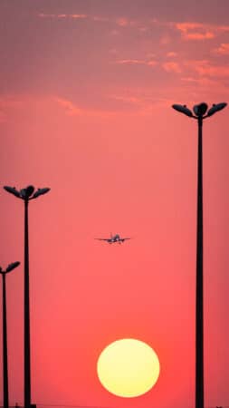Enquadramento da foto: Pôr do sol e avião vistos do aeroporto de Brasília