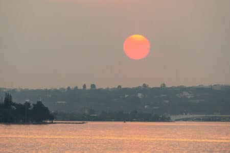 Enquadramento da foto: Pôr do sol visto do lago Paranoá, em Brasília