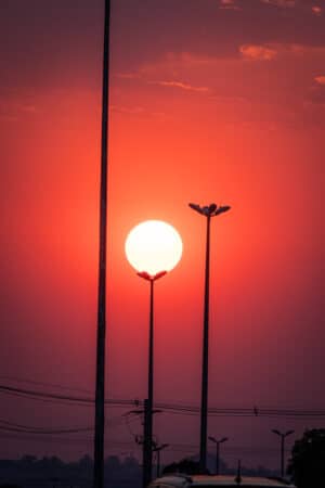 Enquadramento da foto: Pôr do sol alinhado sobre um poste