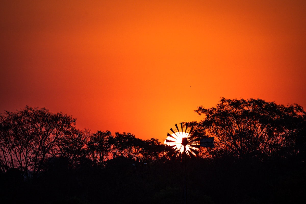 Pôr do sol e roda de vento no interior de Goiás
