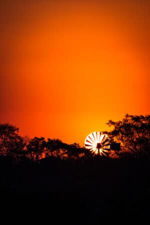 Enquadramento da foto e timing: Pôr do sol e roda de vento no interior de Goiás