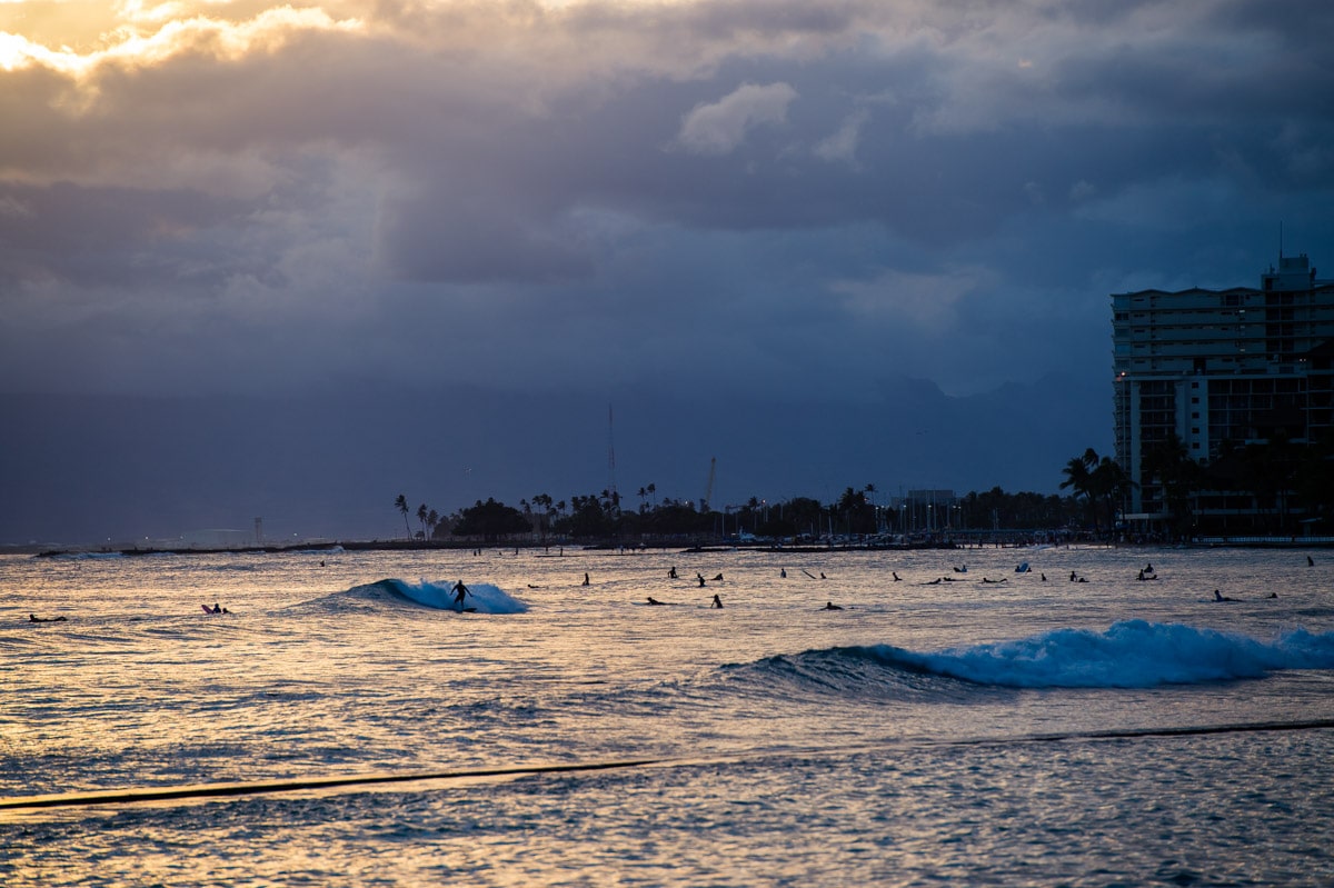 Pôr do sol no Hawaii: Surfistas na praia de Waikiki, em Honolulu.