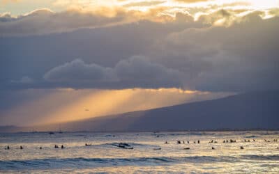 O lindo pôr do sol no Hawaii, na praia de Waikiki