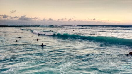 Surfistas durante o pôr do sol no Hawaii, em em Waikiki