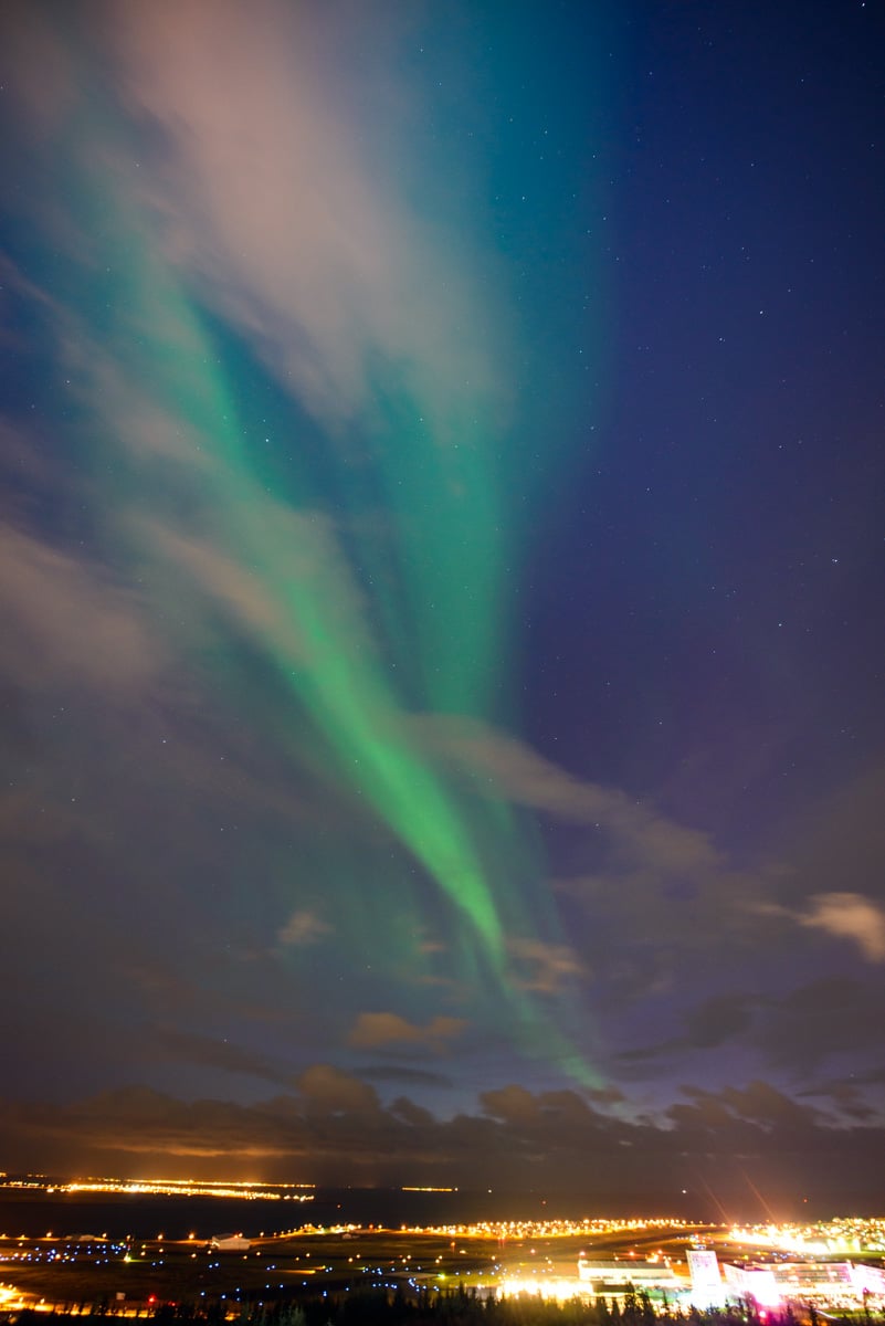 Linda aurora verde vista de Reykjavik