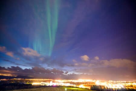 Linda aurora boreal verde vista em Reykjavik