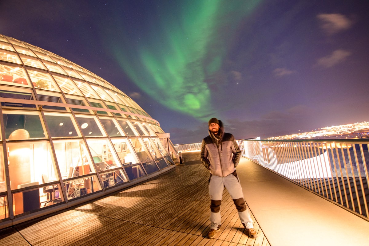 Aurora boreal super-rara com cores rosa e laranja aparece na