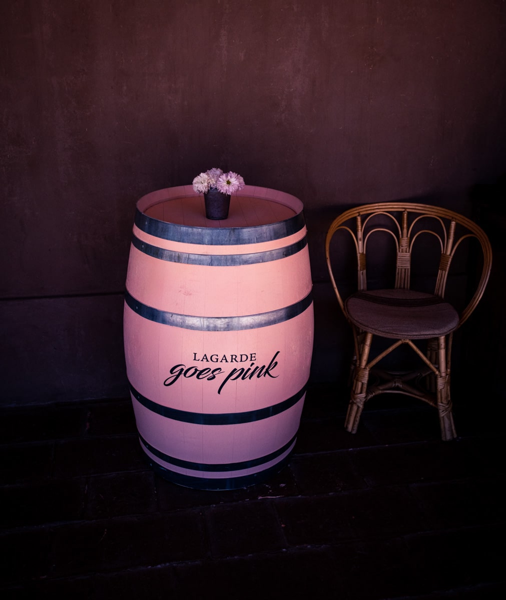 Barrica de vinho pintada de rosa
