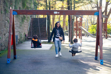 Bruna e meninos brincando em parque nos Jardins do Palácio de Cristal.