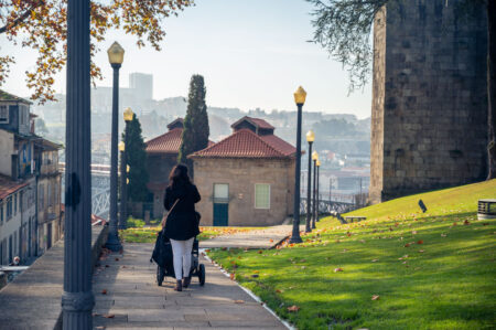Bruna passeando na cidade do Porto, perto da ponte Luís I