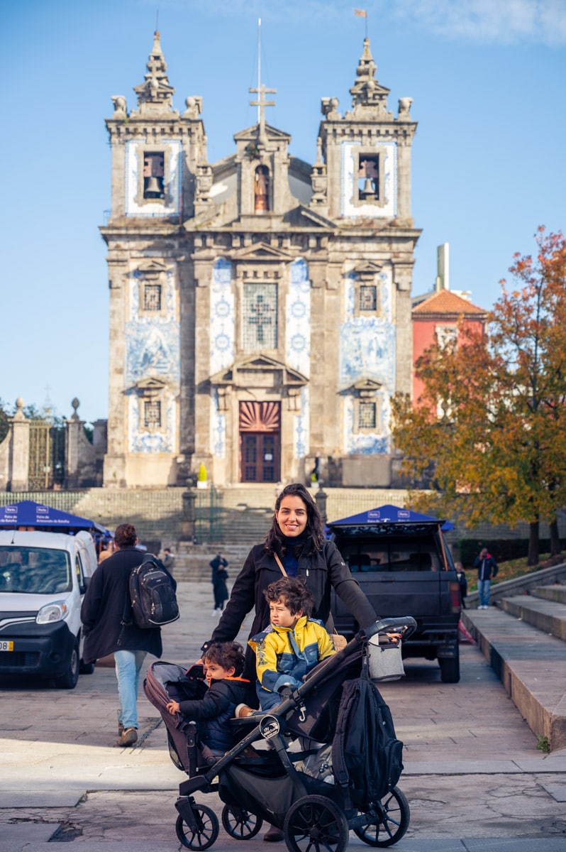 Bruna em frente à Igreja de Santo Ildefonso, na cidade do Porto.