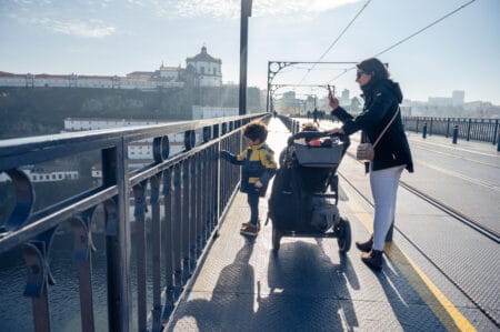 Bruna e Tin na ponte Luís I, na cidade do Porto.