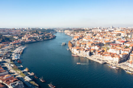 Rio Douro cruzando a cidade do Porto.