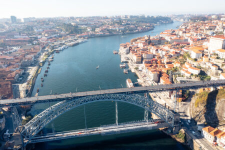Rio Douro cruzando a cidade do Porto e a ponte Luís I.