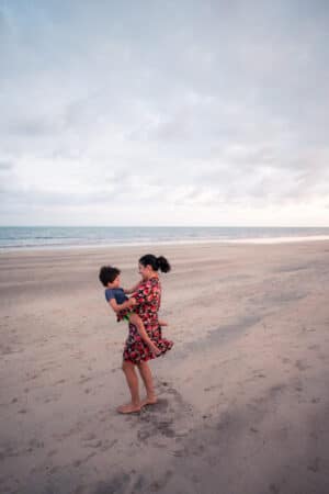 Como lidar com problemas em viagens: Bruna e Tin na praia de Japaratinga, em Alagoas.
