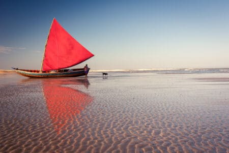 Reflexo de barco na praia de Jericoacoara, no Ceará