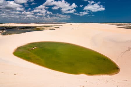 Jipe passeando em uma duna com uma piscina natural em Jericoacoara, no Ceará