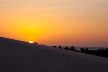Pôr do sol sobre uma duna em Jericoacoara, no Ceará