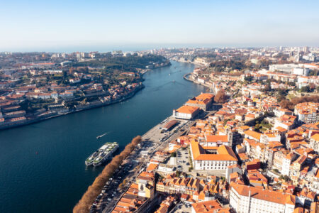 Foto aérea do Rio Douro, na cidade do Porto