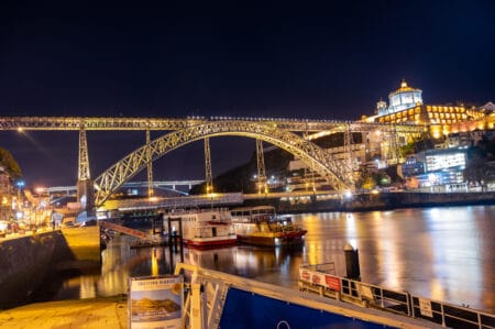 Foto noturna da Ponte Luís I, na cidade do Porto