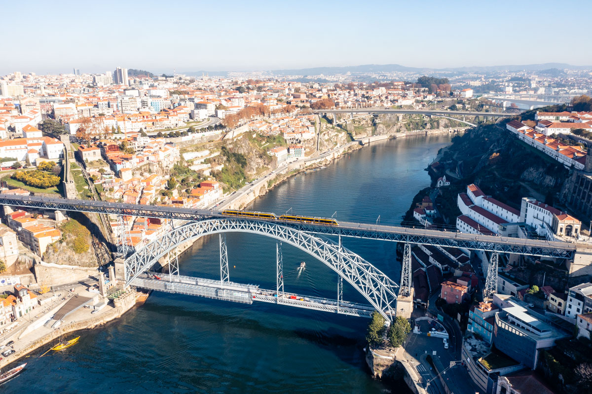 Foto aérea do Rio Douro e da Ponte Luís I, na cidade do Porto