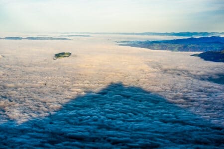 Sombra do monte Pilatus sobre uma densa cobertura de nuvens