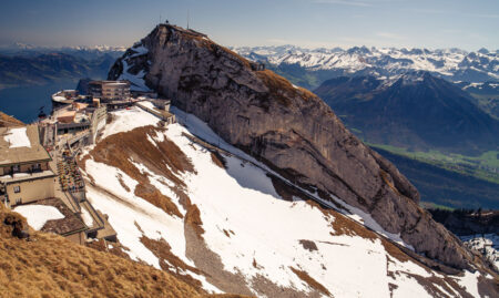 Topo do monte Pilatus, na Suíça, com o trilho da cremalheira coberto de neve.