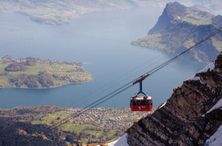 Teleférico chegando ao Monte Pilatus com o lago Lucerna ao fundo