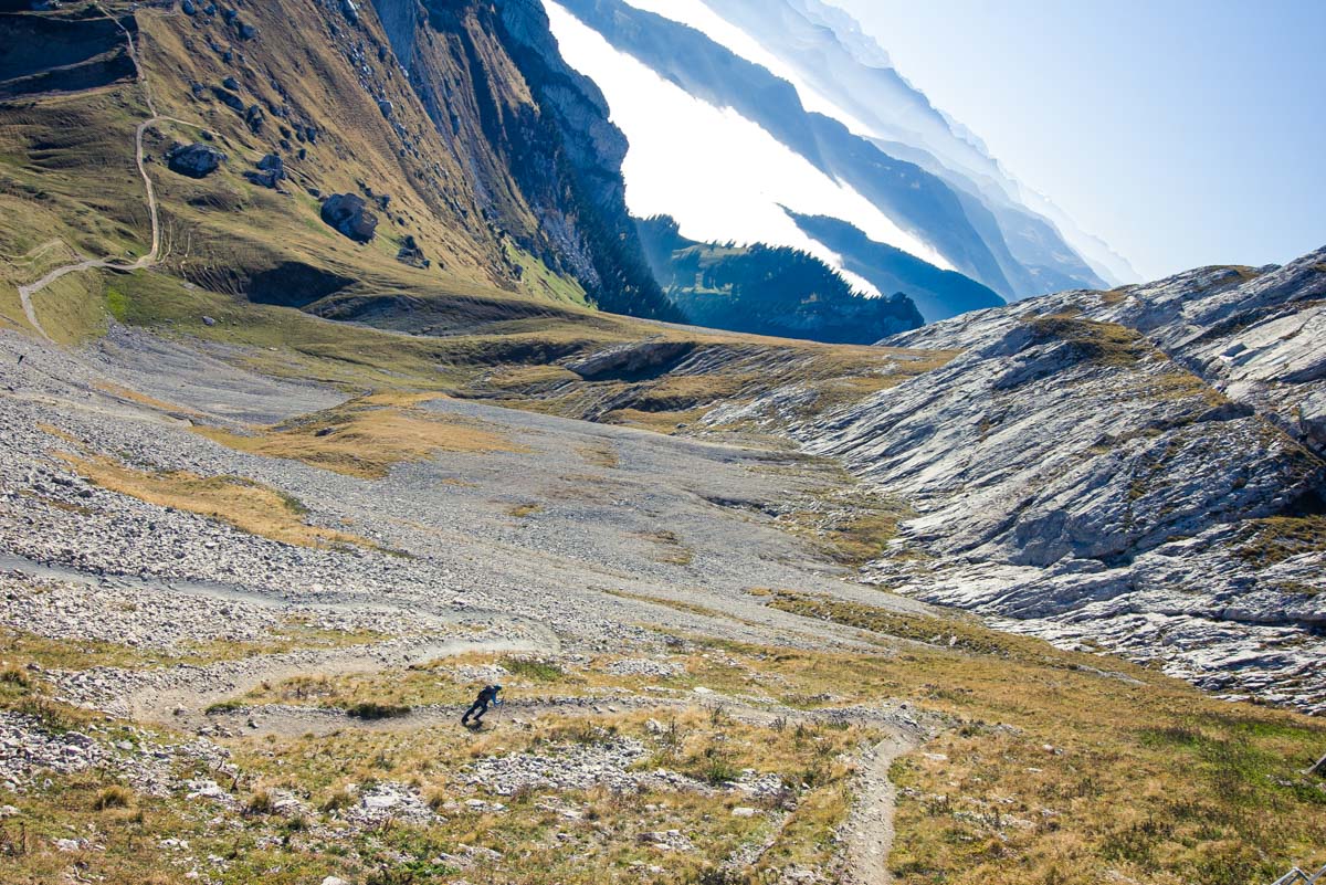 Homem subindo uma trilha para o monte Pilatus na Suíça