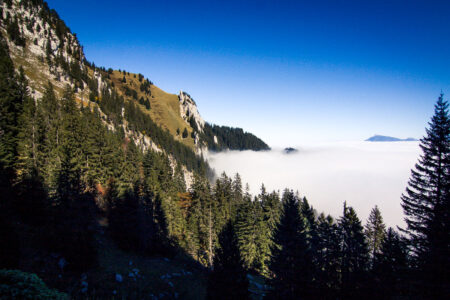 Subida inclinada para o topo da montanha na Suíça