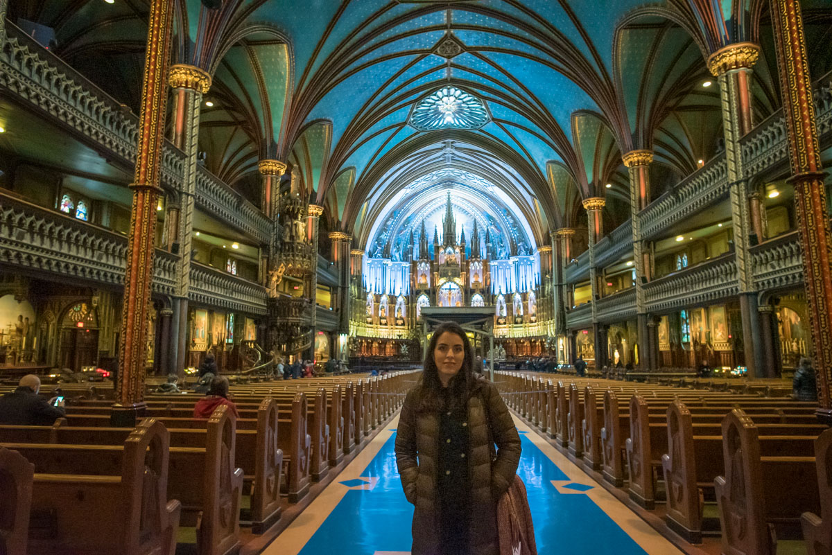 Bruna no interior da Basílica de Notre Dame em Montreal, no Canadá.