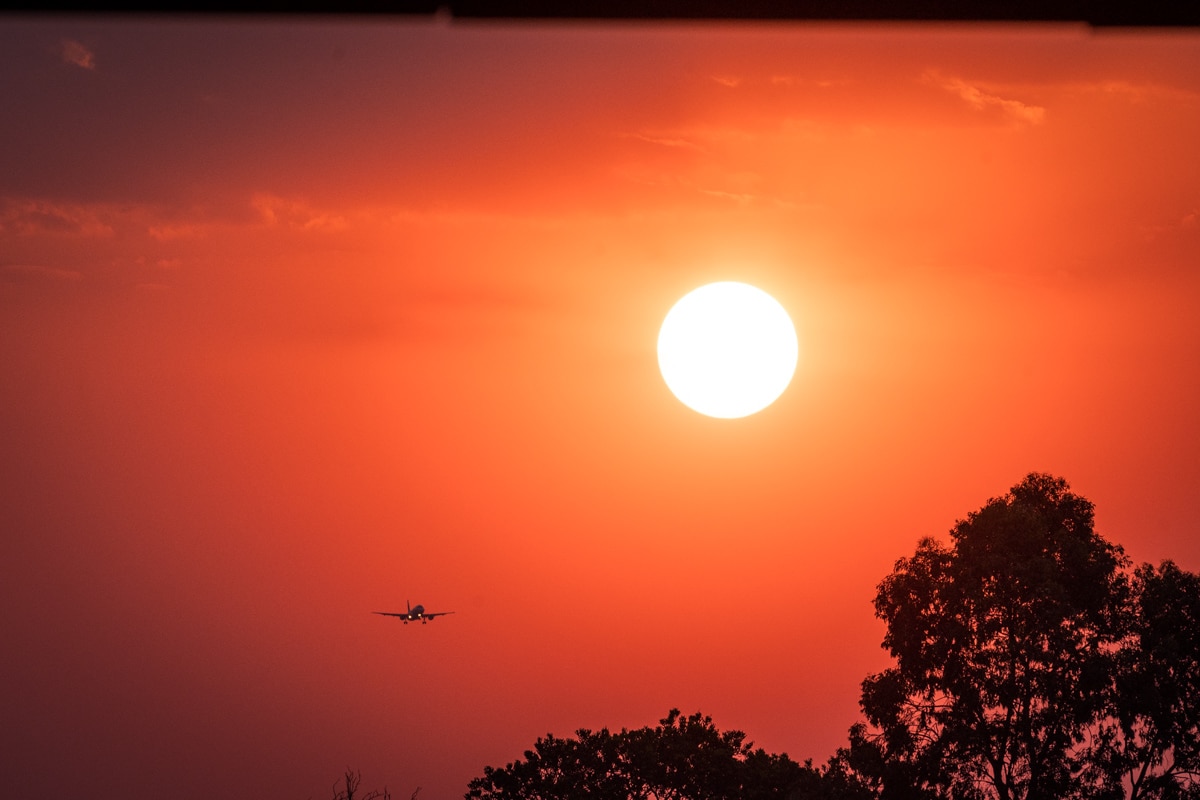 Sol e avião em Brasília